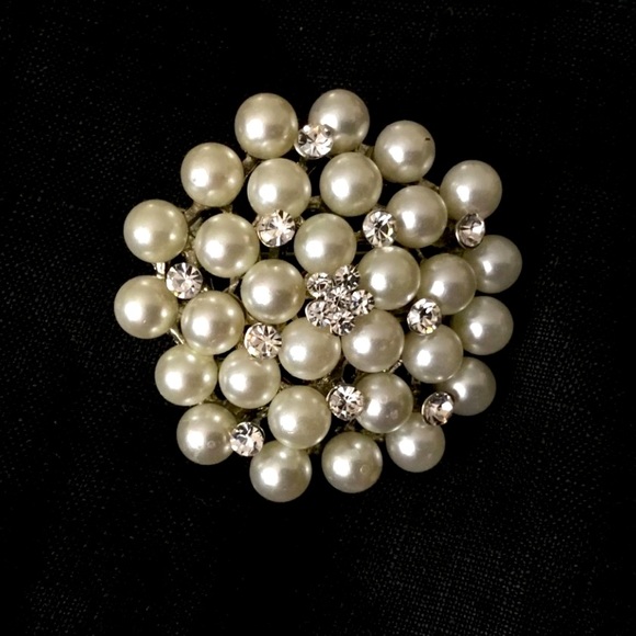 EUC vintage pearls and rhinestones brooch - Picture 2 of 5